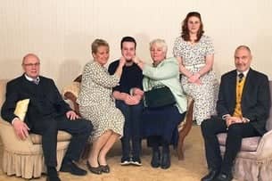 Toeerst kummt de Familie