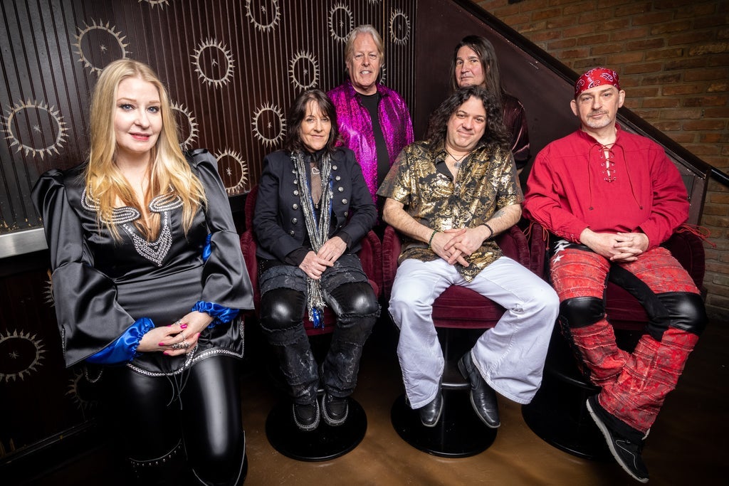 Straight On: An Intimate Acoustic Evening of Heart