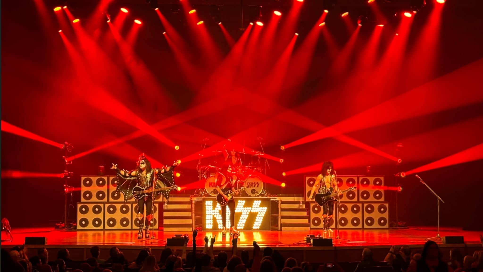Love Guns - Hommage Kiss